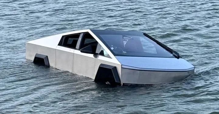 Tesla Cybertruck nel lago: il test “anfibio” finisce malissimo