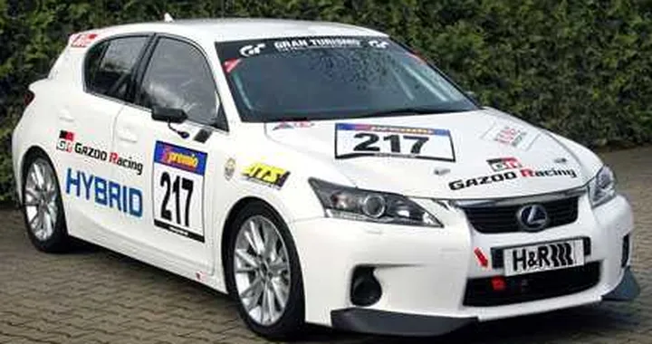 Lexus CT200h scende in pista al Nurburgring