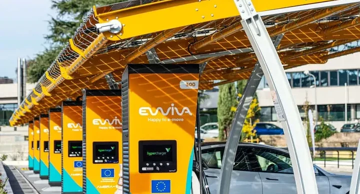 Ewiva accelera in autostrada: 98 colonnine HPC da 300 kW entro il 2027