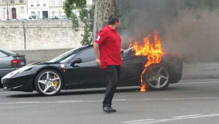 Ferrari 458 Italia in fiamme a Parigi