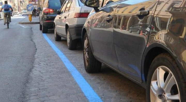 Strisce blu: multa legittima per chi sosta con ticket scaduto