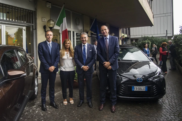 Toyota: consegnate due full hybrid al Ministro dell'Ambiente