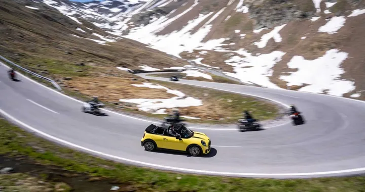 MINI John Cooper Works Cabrio: 231 CV e nuovo giallo acceso
