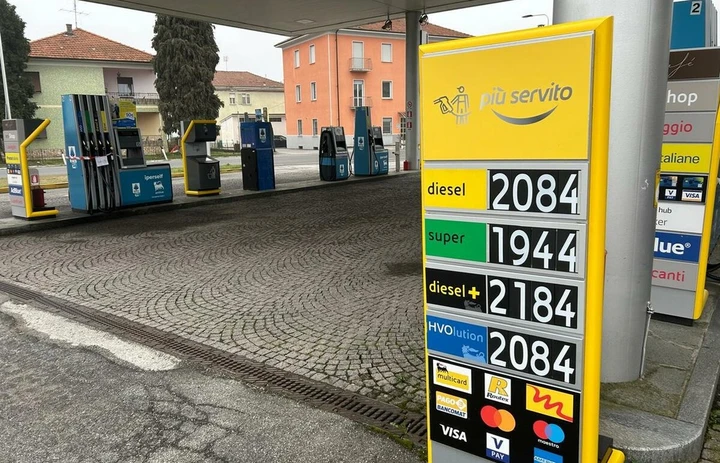 Meloni promette più tasse alle aziende che speculano sui carburanti
