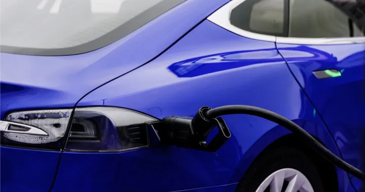 Furti di auto elettriche a Roma, come i ladri agiscono alle colonnine