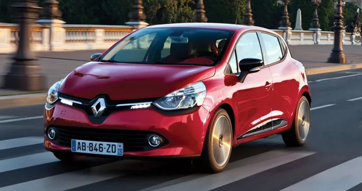 A 200 km/h con la Renault Clio: ritiro immediato della patente