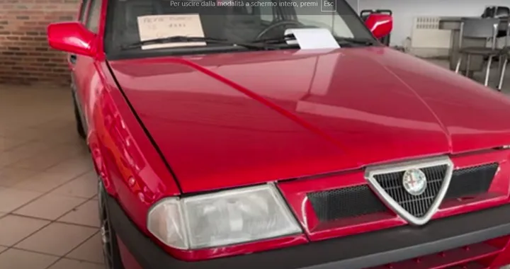 Concessionario abbandonato con auto anni '80 e '90 immacolate