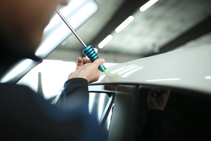 Come riparare l'auto dalla grandine: soluzioni fai da te e prodotti per una riparazione efficace