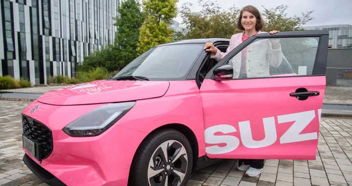 Suzuki celebra la vittoria di Elisa Longo Borghini con una Swift Hybrid rosa