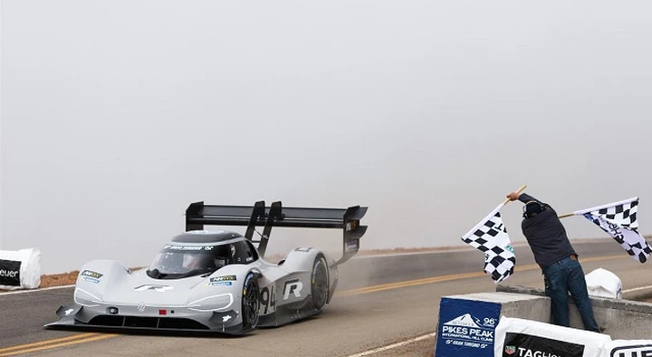Volkswagen: obiettivo record al Nurburgring con la hypercar elettrica I.D.R
