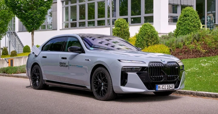 Batterie a stato solido: BMW e Mercedes accelerano sulla tecnologia solid-state