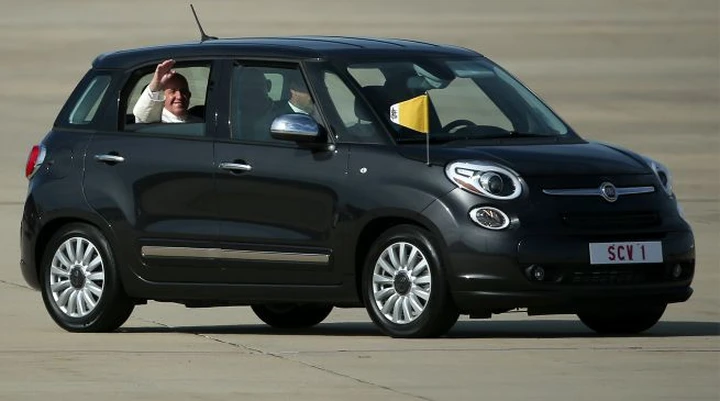 La Fiat 500L del Papa all'asta per 300.000 dollari