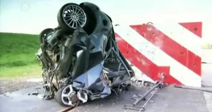 Crash test estremo: impatto a 200 km/h