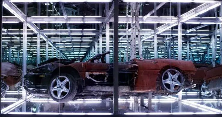 Brucia la sua Ferrari in nome dell'arte