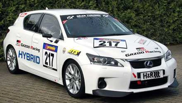 Lexus CT200h scende in pista al Nurburgring
