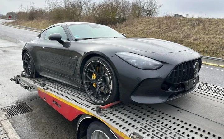 Mercedes AMG GT 63S fermata a 257 km/h sull’autostrada: sequestrata