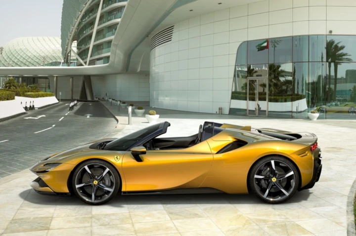 Ferrari SF90 Spider 2021: immagini ufficiali