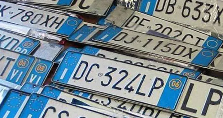 Mancano le targhe auto: immatricolazioni a rischio