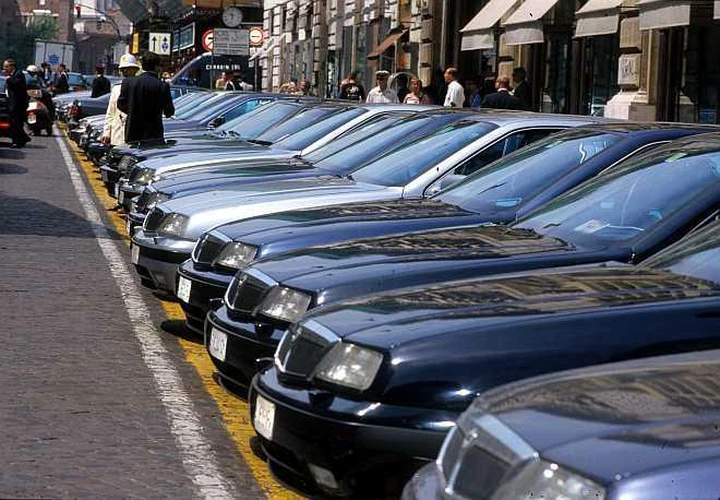 Auto blu in Italia: tagli per 900 milioni