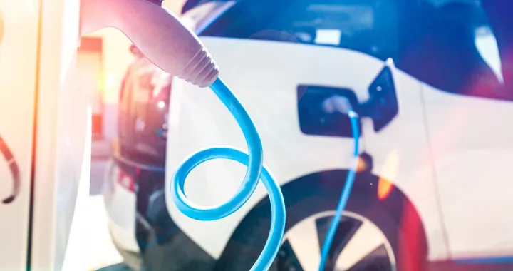 L'UE fa retrofont sulle auto elettriche e apre alle ibride post 2035