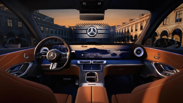 Mercedes-Benz presenta il maxi display da 99,3 cm sulla nuova GLC elettrica