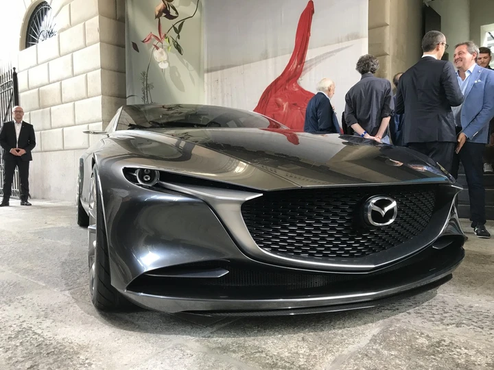 Breathing Life Into Things: il prototipo Mazda Vision Coupé all’Arco della Pace di Milano