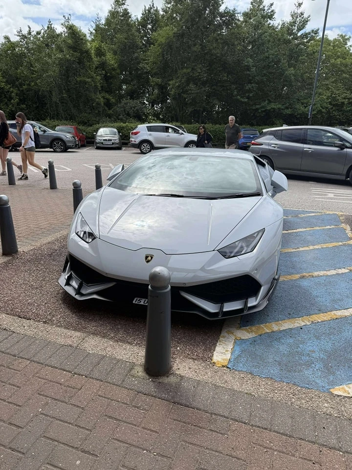 Lamborghini in parcheggio disabili: il caso che ha scatenato il web