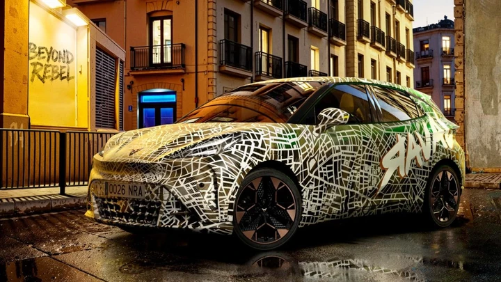 Cupra Raval: la nuova compatta elettrica si svela con camuffatura e promette fino a 226 CV