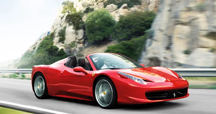 Finge di essere proprietario: si dà alla fuga al volante di una Ferrari