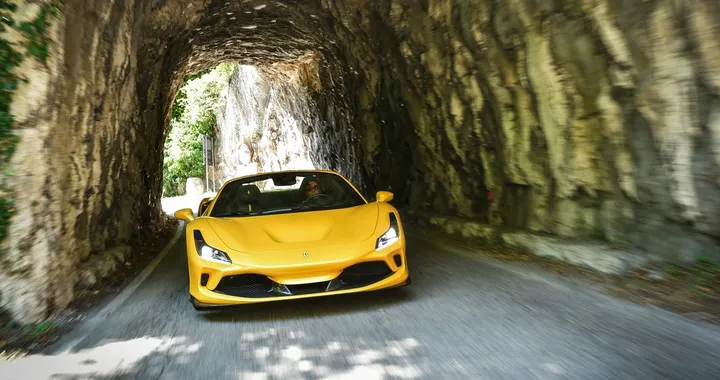 Ferrari F8 Spider: la prova su strada
