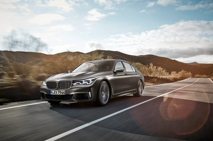 Bmw M760Li xDrive: immagini ufficiali