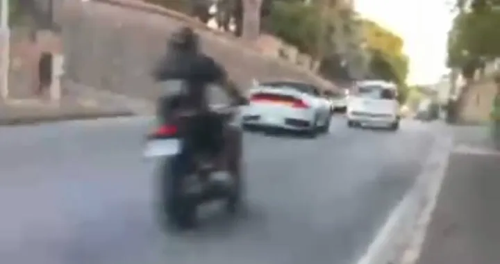 Tragedia vicino Roma, Porsche noleggiata travolge auto di un anziano