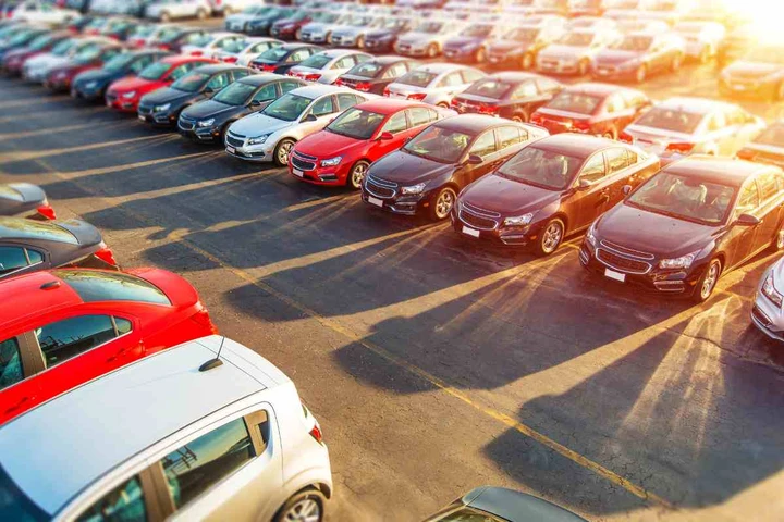 Un professore ha in testa 400 auto, ma non ha la patente: la truffa