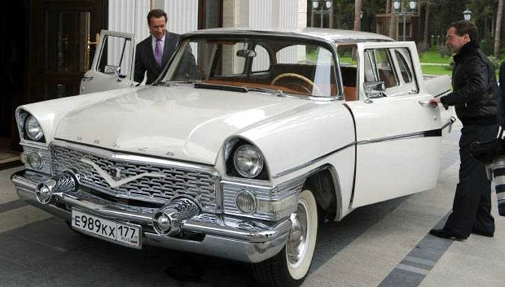 Una Chaika d'epoca per Schwarzenegger e Medvedev