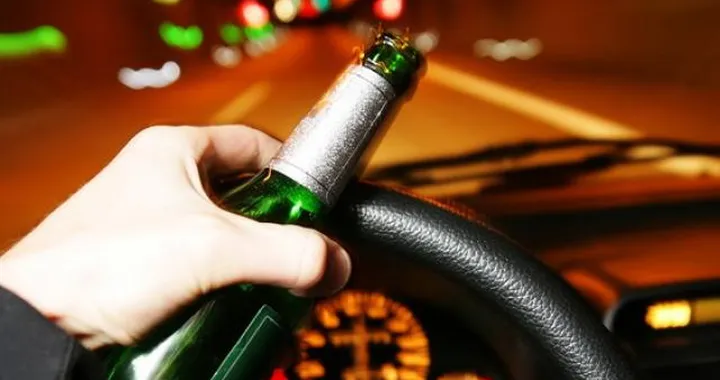 Mangia carta igienica per eludere alcool test