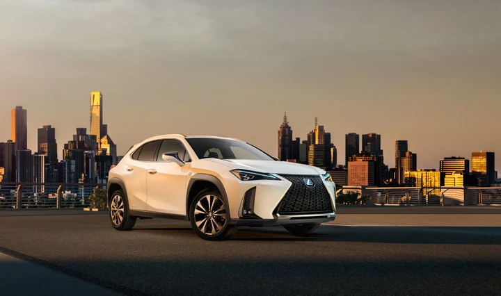 Lexus UX: il SUV compatto premium si svela in anteprima
