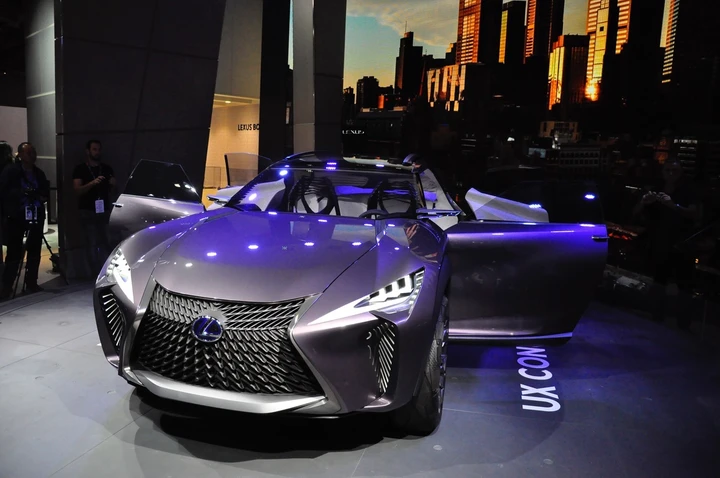 Lexus UX Concept, design al rovescio e interni olografici