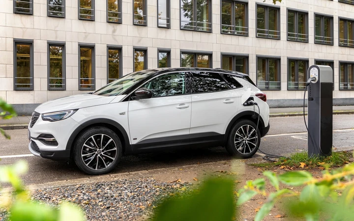 Opel Grandland X Hybrid Plug-in, debutta la versione con trazione anteriore
