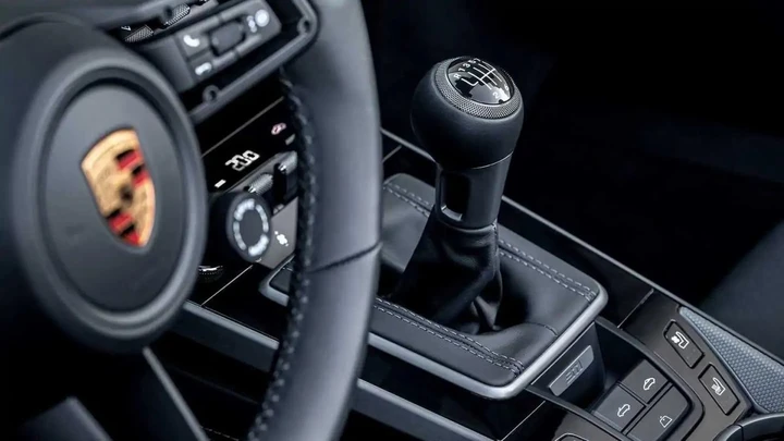 Porsche, il cambio manuale non si tocca: i puristi ringraziano