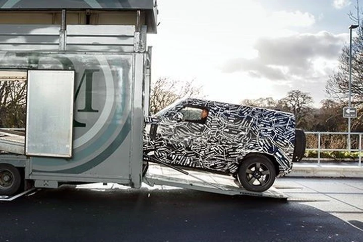 Land Rover Defender: un inedito teaser anticipa la nuova generazione