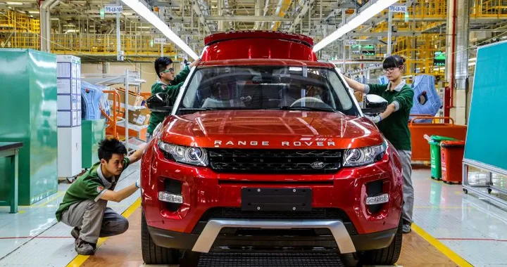 Jaguar-Land Rover, effetto Brexit: tagli della produzione e dei posti di lavoro nel Regno Unito