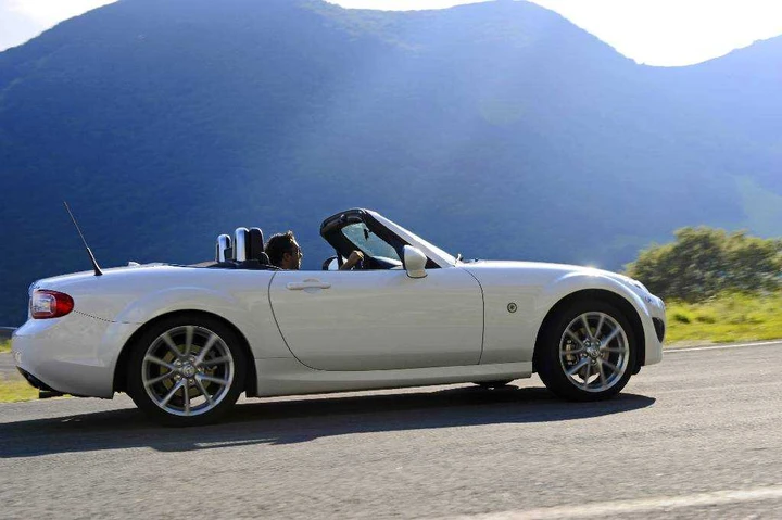 Mazda MX-5 Roadster Record Series White in prova