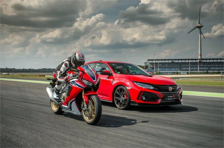 Honda celebra i 25 anni di Type R e Fireblade