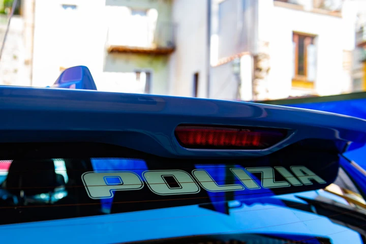 Beve cinque volte il consentito e si mette al volante con patente scaduta: donna causa incidente