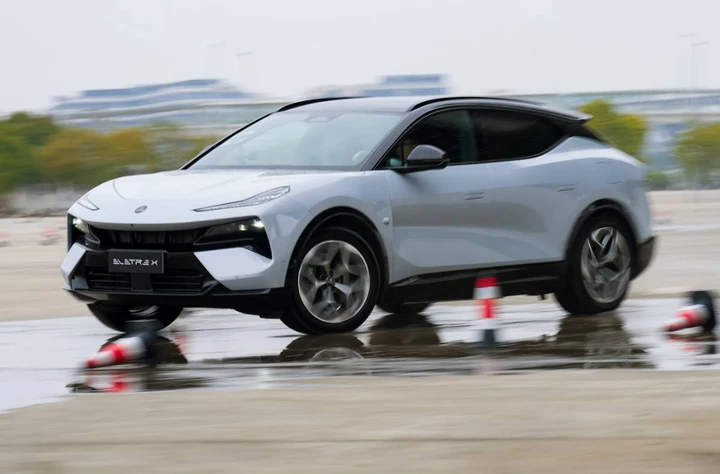 Nuova Lotus Eletre X: l'hyper SUV ibrido da 1200 km di autonomia