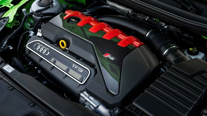 L’elettrico rallenta: Volkswagen e Audi rivedono i piani, Golf termica fino al 2035?