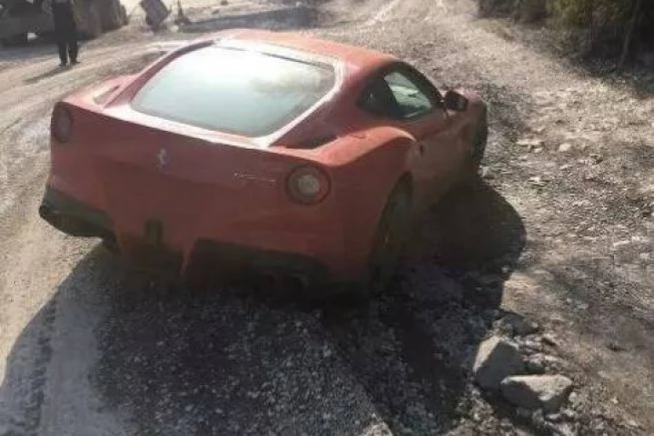 Regala 10 Maserati ai suoi dipendenti per distruggerle in un viaggio folle