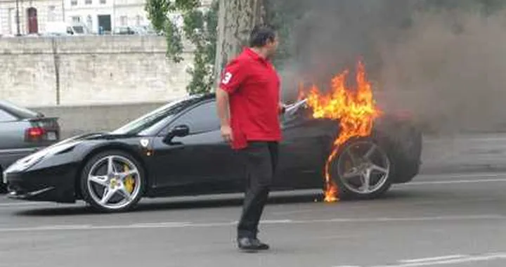Ferrari 458 Italia in fiamme a Parigi