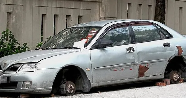 Dimentica l’auto per vent’anni: la ritrova, ma il vecchio amore è pronto per la demolizione