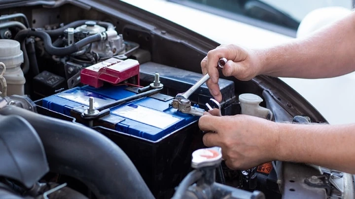 La batteria dell'auto soffre il caldo: cosa fare in estate